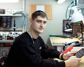 Мастер сервисного центра по ремонту техники Denon